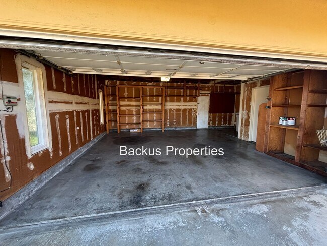 Building Photo - Wonderful three bedroom home in South Salinas