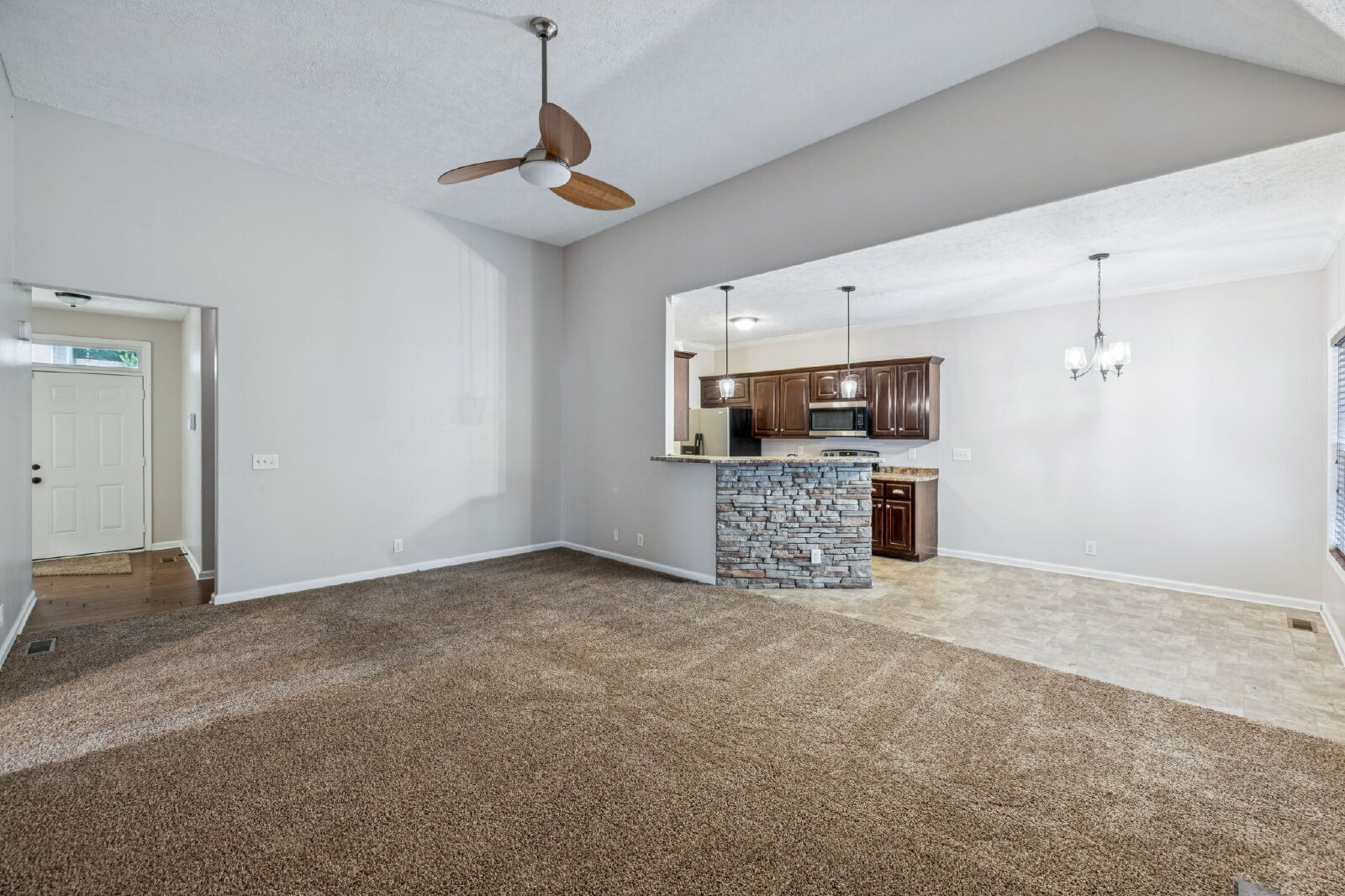 Building Photo - 634 Hidden Valley Dr