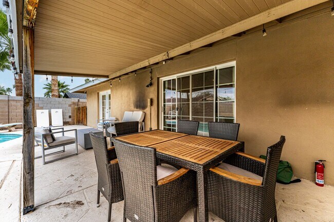 Building Photo - STUNNING 4 bed/2 bath Scottsdale Home- FURHISHED or UnFURNISHED