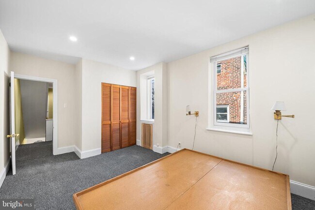 Building Photo - 705 S Warnock St