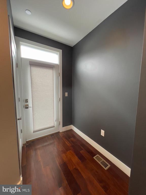 Building Photo - 423 Wallace St