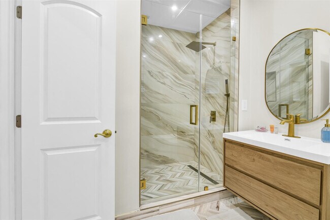 Building Photo - 319 S Riverside Dr