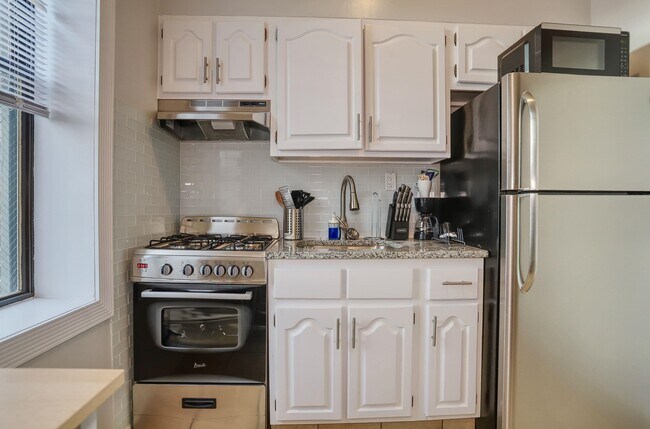 Building Photo - 208 48th St