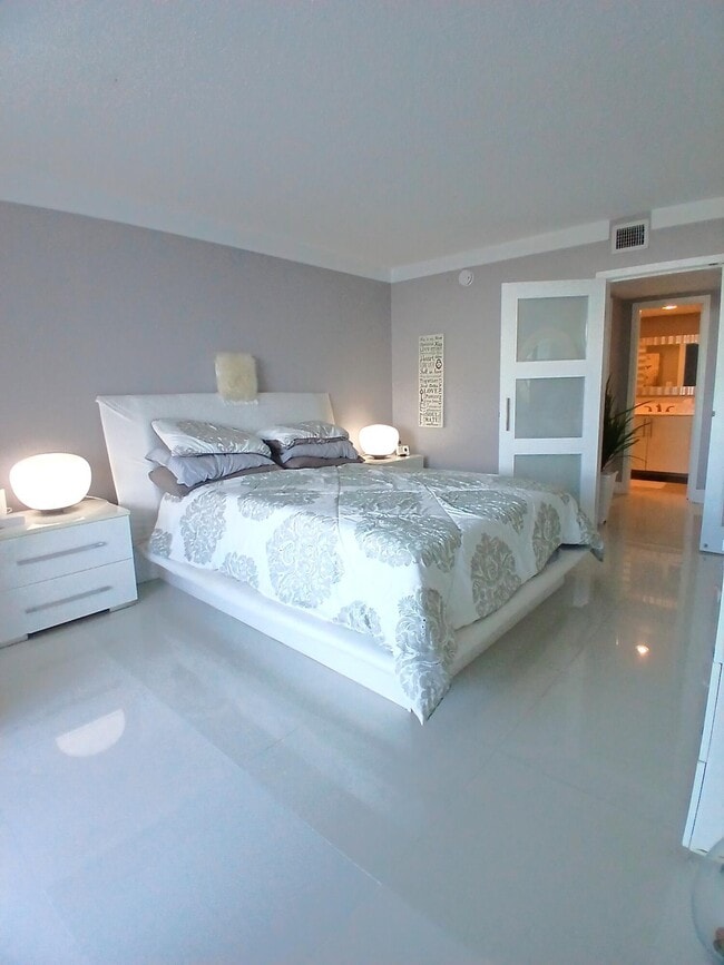 Building Photo - 1830 Embassy Dr