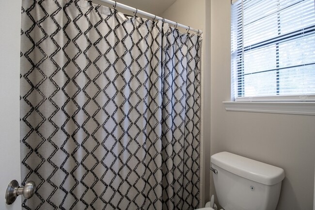 Building Photo - 21 Pinewood Ln