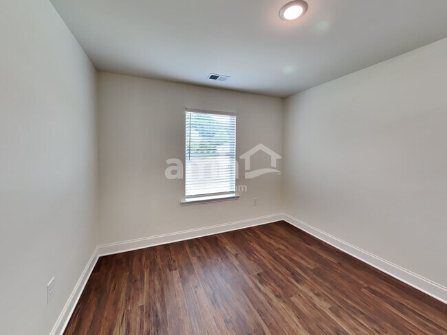 Building Photo - 129 Pecan Dr