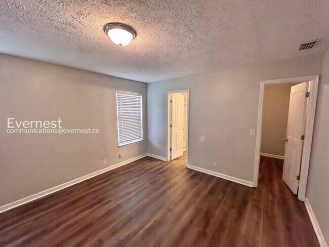 Building Photo - 2836 Roscommon Dr