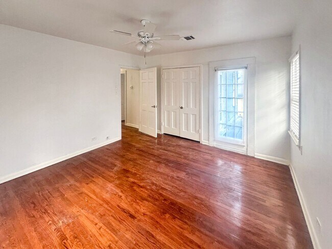 Building Photo - Alamo Heights Move In ready