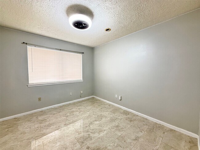 Building Photo - 9002 Sabastian Dr