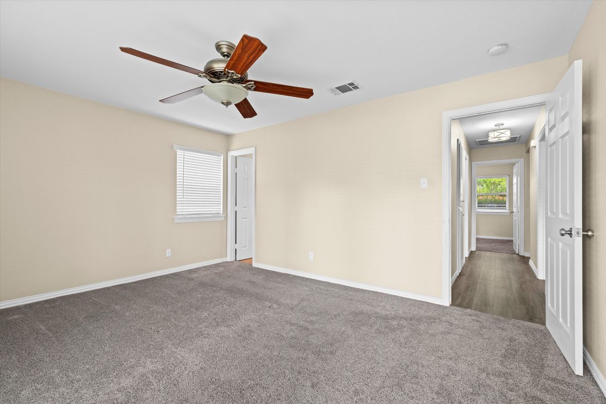 Building Photo - 839 Yellowstone Dr