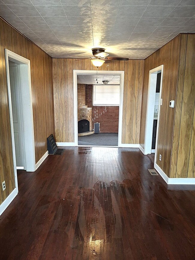 Building Photo - ALL PROSPECTIVE TENANTS MUST SUBMIT A $58 ...