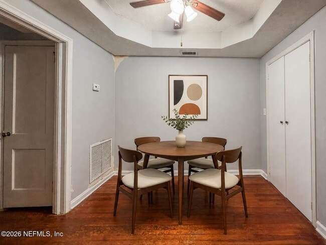 Building Photo - 2575 Myra St
