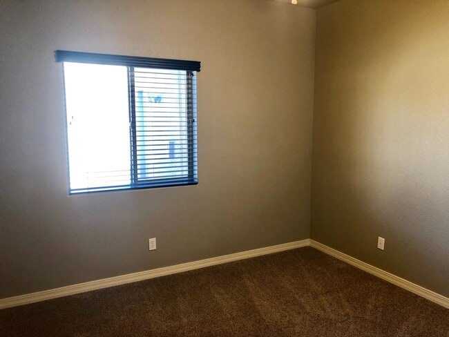 Building Photo - Spacious 4 Bedroom in Southern Vista Estates!