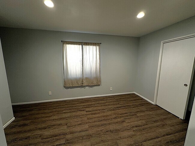 Building Photo - Spacious 4-Bed, 2-Bath Home with Garage an...