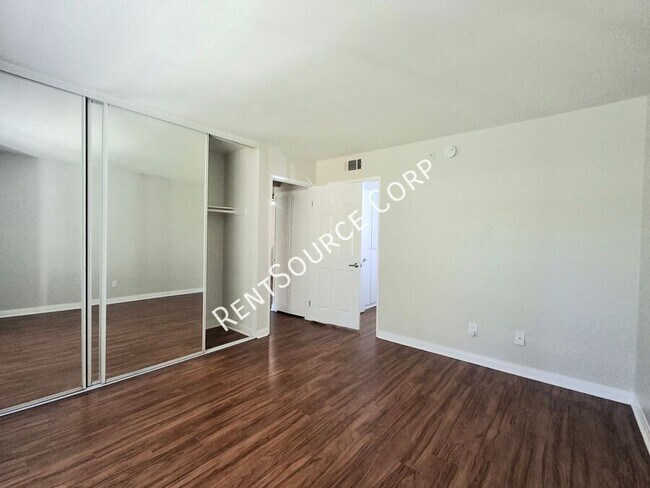 Building Photo - 5525 Canoga Ave