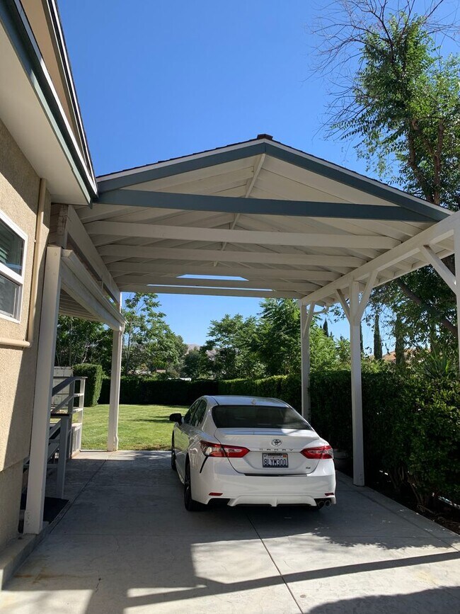 Building Photo - Charming 3+1 Canyon Country Cutie Nestled in the Hills!