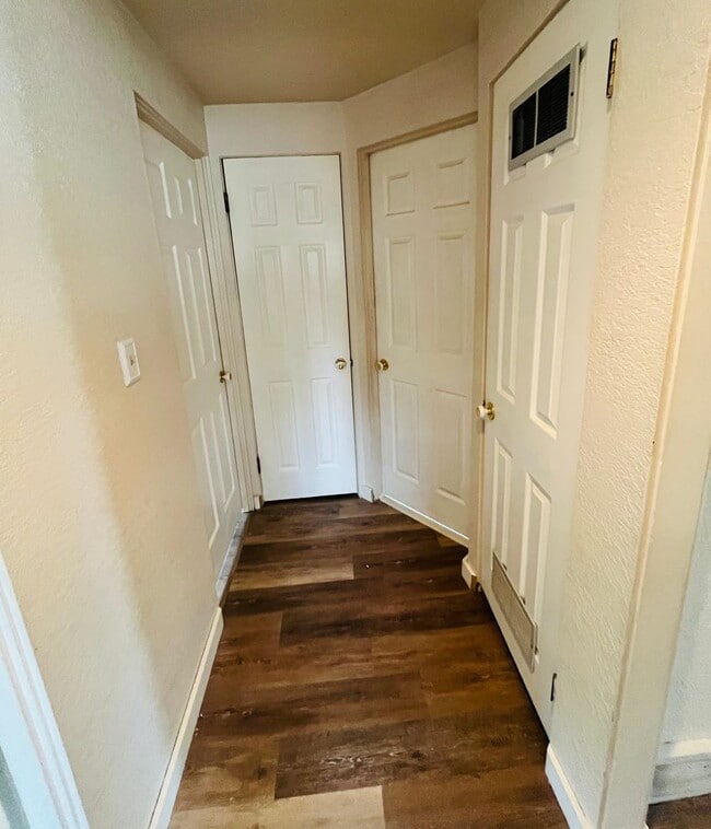 Building Photo - 3 bedroom home centrally located!