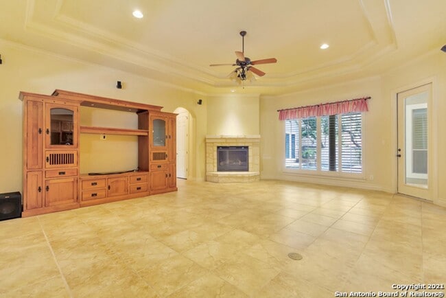 Building Photo - 4 Bedroom/4 Bath Champion Ridge Subdivision