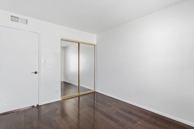 Building Photo - 715 W Boxelder Pl