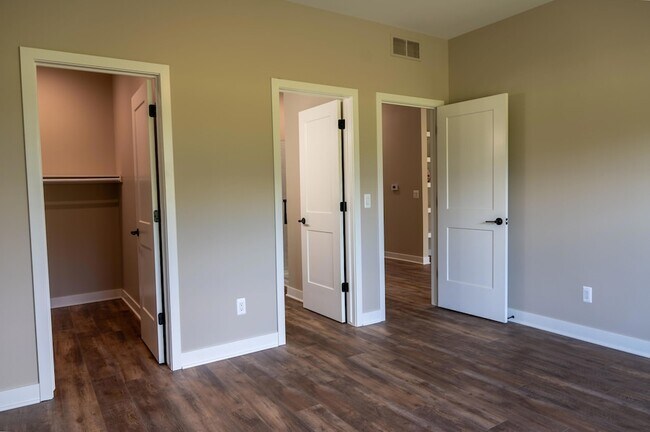 Building Photo - 8456 Oak Shade Ct