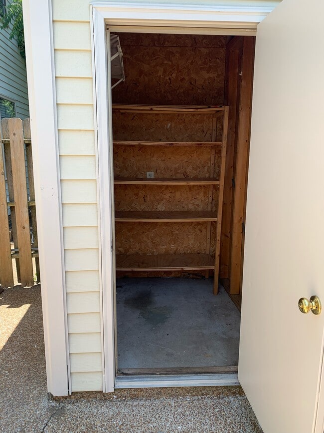 Building Photo - 830 Brentwood Pointe