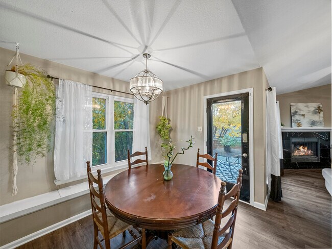 Building Photo - 2301 Summit Dr