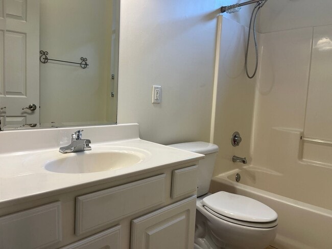 Building Photo - Townhouse Walking Distance to the Beach