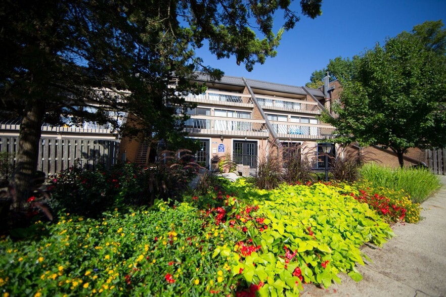 Building Photo - ESTATES ON MAIN