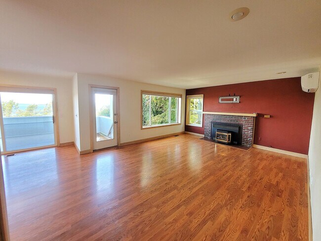 Building Photo - Bayview Condo 2 Bedrooms with Gas Fireplace  - S State St