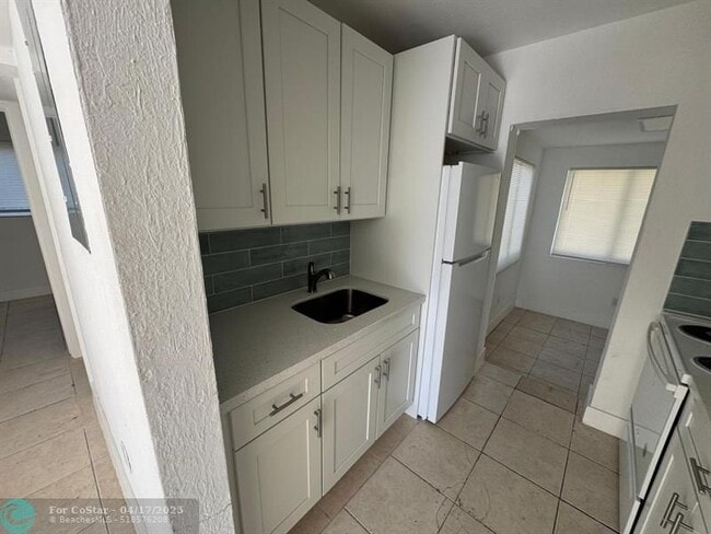 Building Photo - 1710 Lauderdale Manor Dr