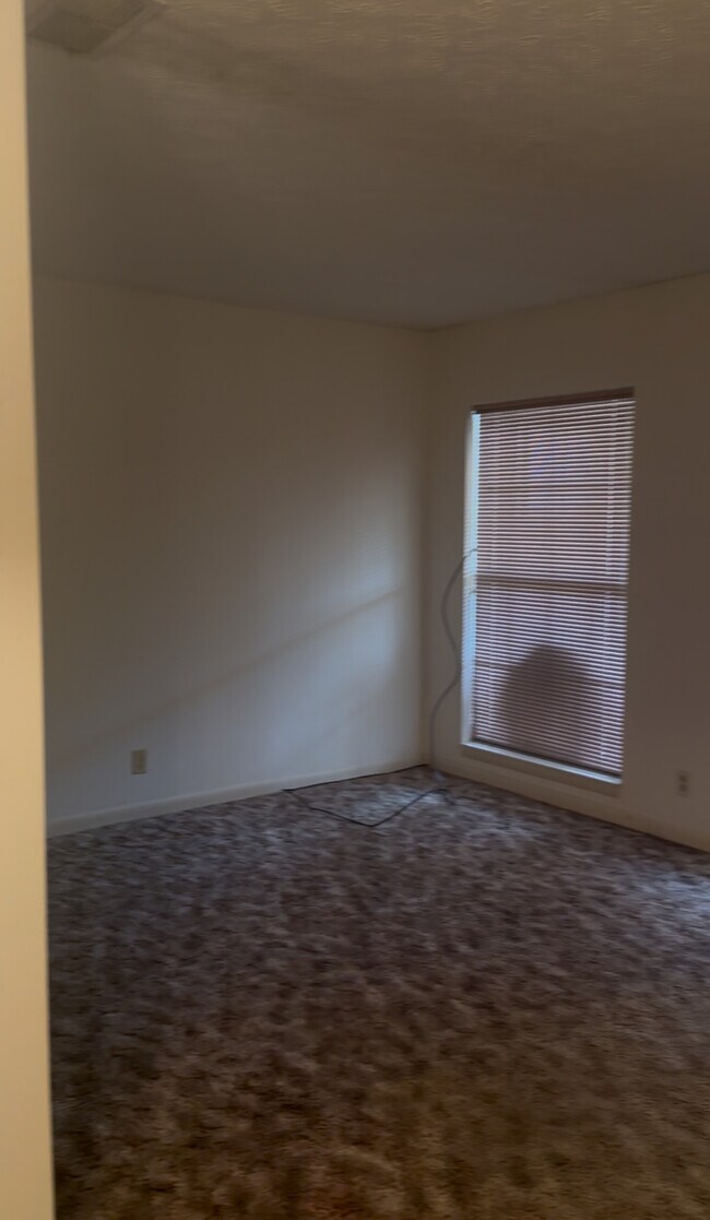 Building Photo - 220 Laurel Ave