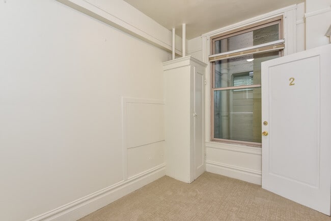 Building Photo - 1024 Bush St