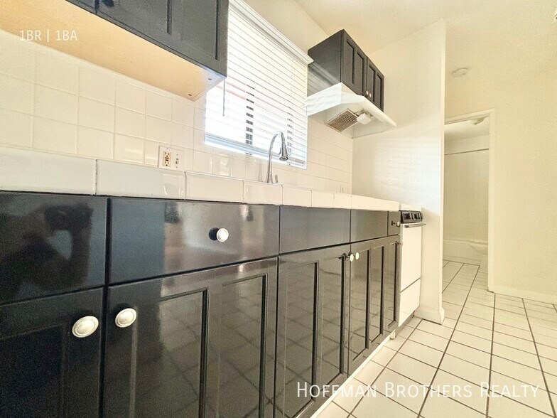 Building Photo - 1816 N Gramercy Pl