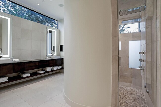 Building Photo - 721 E Creekside Dr