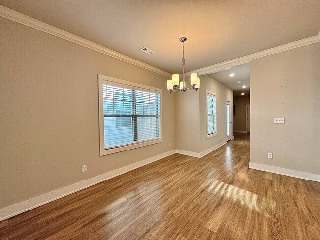 Building Photo - 707 NE Hts Ln