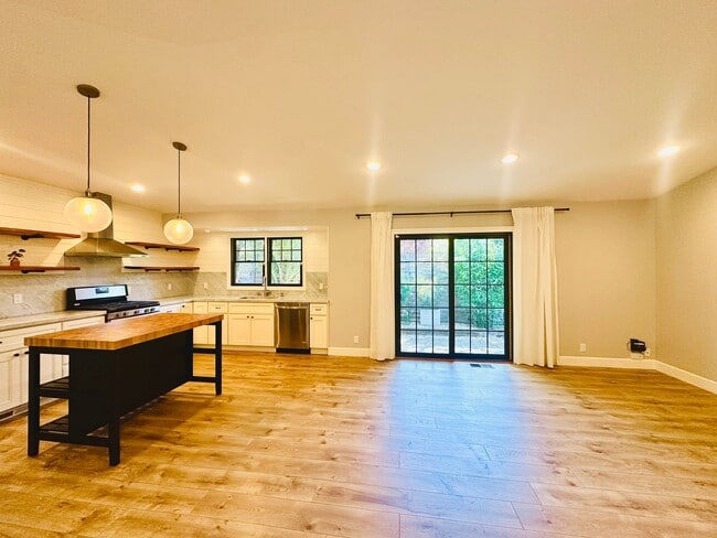 Building Photo - Beautiful Remodeled 2bd Home w/Laundry, Pr...