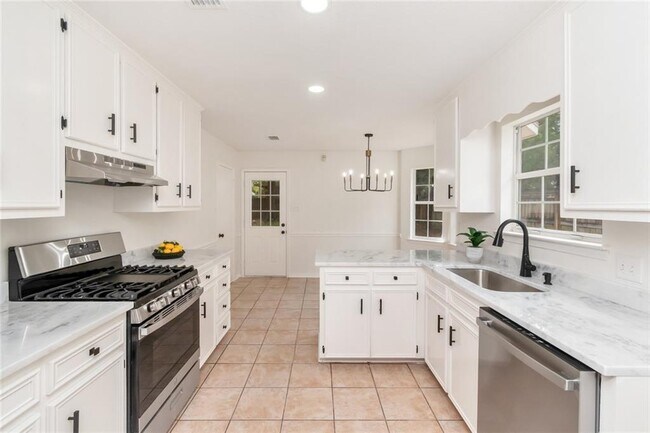 Building Photo - 1117 Pinemont Dr