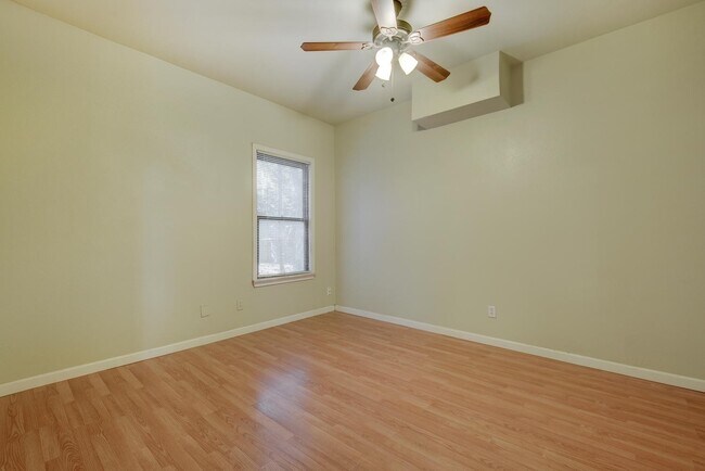 Building Photo - 4405 Barrow Ave
