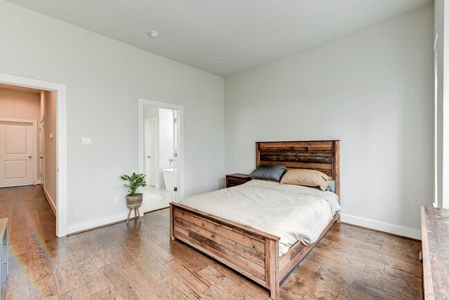 Building Photo - 5857 Dolores St