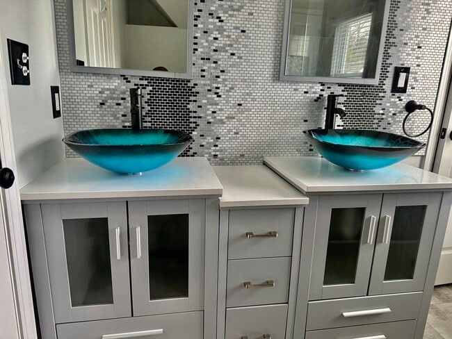 Building Photo - 435 Lebanon St