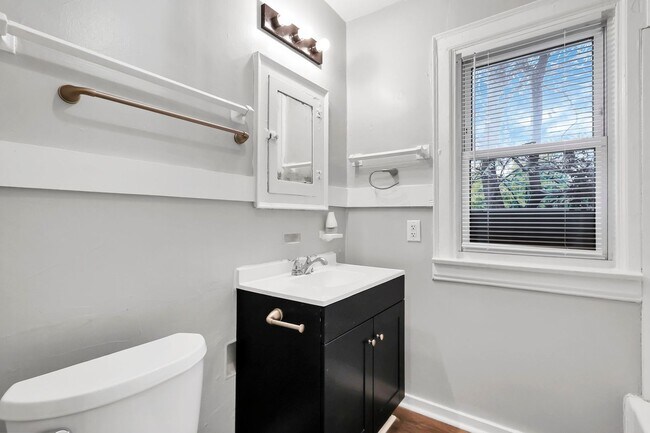 Building Photo - 1038-1040 Forest St