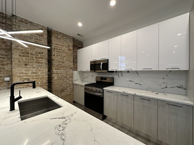 Building Photo - 2743 W Division St