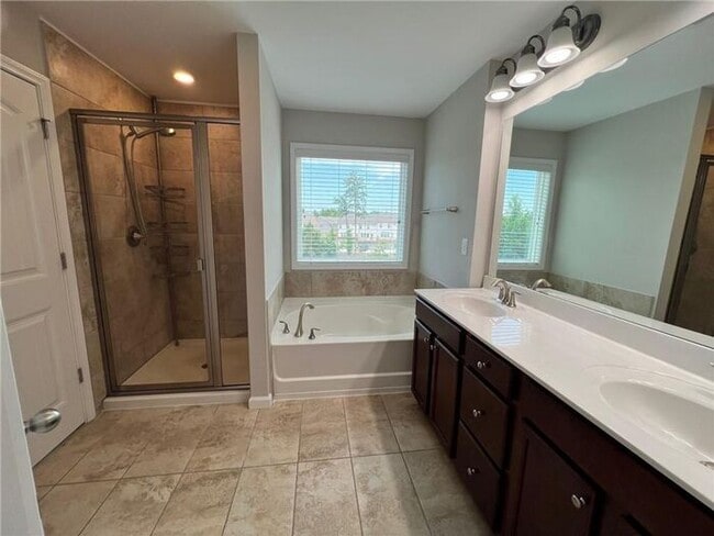 Building Photo - 4-bedroom, 3.5-bathroom townhome in Suwanee Walk!