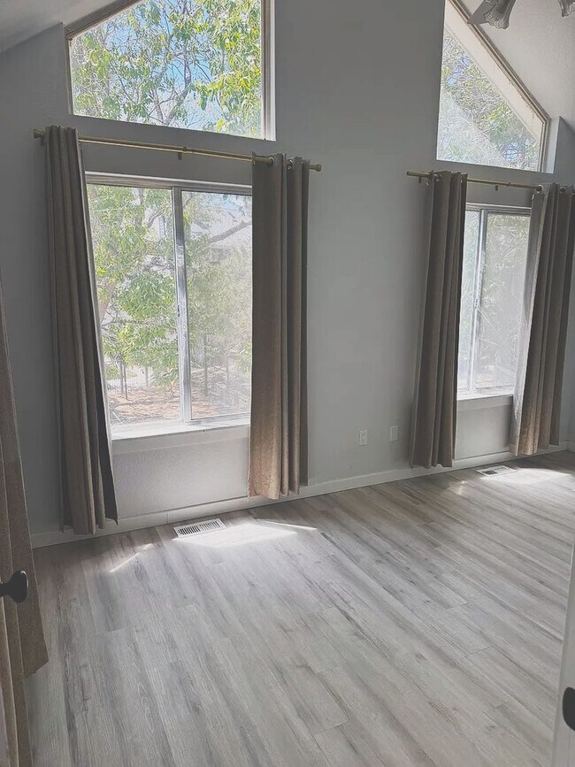Building Photo - Spacious 3 Bedroom Home with Vaulted Ceilings & Fireplace