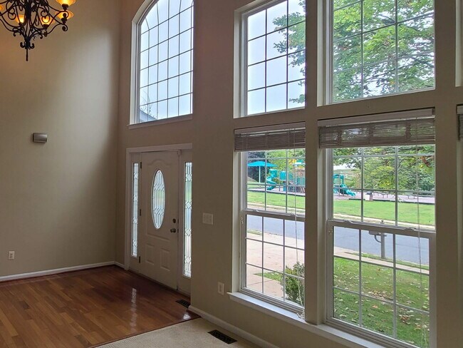 Building Photo - Gorgeous 6 BR Home, Convenient to Quantico & Commuting