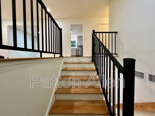 Building Photo - 9 Ravenwood Ln