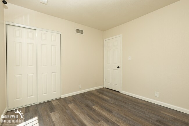 Building Photo - Spacious 4Bdm 2.5Ba Home with Loft in Las Vegas
