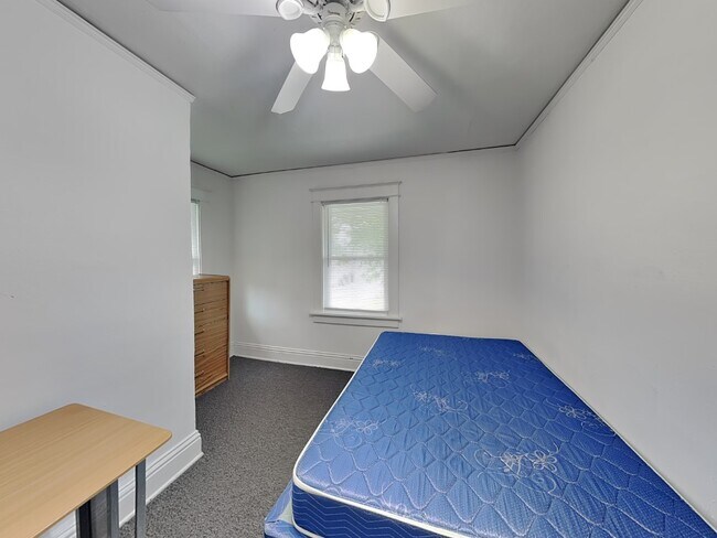 Building Photo - 808 S Locust St
