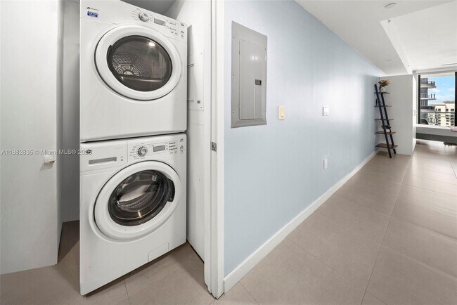 Building Photo - 1010 Brickell Ave