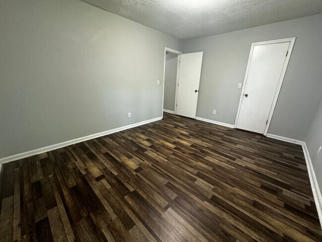 Building Photo - Updated Duplex in Ladson